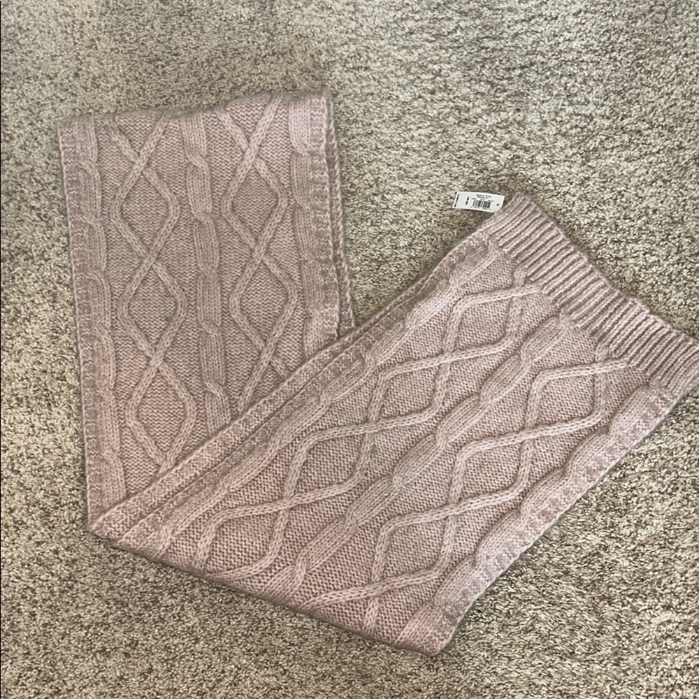 Old Navy Cable Knit Scarf in Light Pink